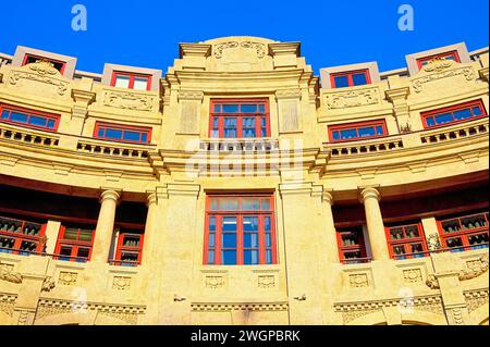 Geschwungene Fassade in alter Gebäudearchitektur, PORTO, PORTUGAL, 2023. Stockfoto