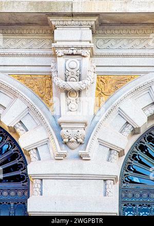 Architektonische Dekoration an der Fassade des Rathauses, PORTO, PORTUGAL, 2023. Stockfoto