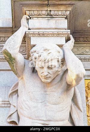 Skulptur des Atlas, Außenfassade des Rathauses, PORTO, PORTUGAL, 2023. Stockfoto
