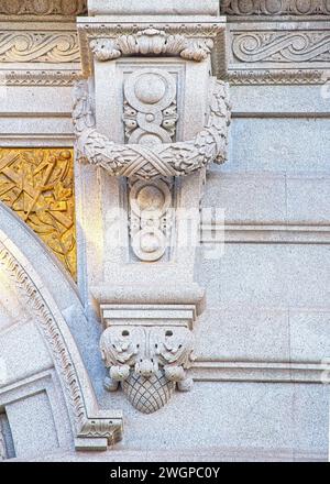 Architektonische Dekoration an der Fassade des Rathauses, PORTO, PORTUGAL, 2023. Stockfoto