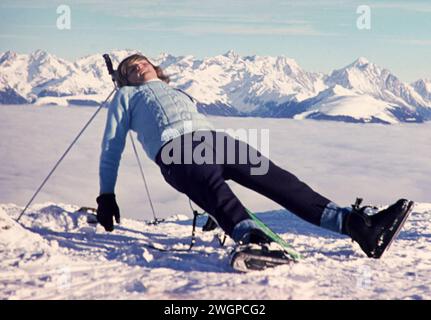 Skifahrer GER, 20240101, Aufnahme ca. 1966, Skifahrer in den Alpen, Mann sonnt sich auf einer Konstruktion aus Skistöcken und Ski, auf einer Bergkuppe über dem Nebel im Tal *** Skier GER, 20240101,Foto ca 1966, Skier in den Alpen, Mann sonnt sich auf einer Konstruktion aus Skistöcken und Skiern, auf einem Berggipfel über dem Nebel im Tal Stockfoto