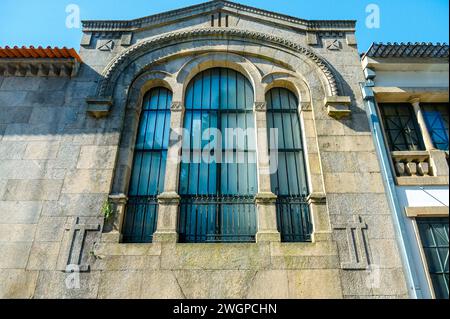 Altes Bogenfenster in Steinmauer, PORTO, PORTUGAL, 2023. Stockfoto