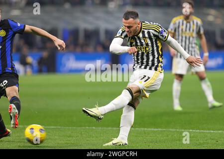 Mailand, Italien. Februar 2024. Italien, Mailand, 4. februar 2024: Filip Kostic (Juventus FC) schießt in der zweiten Halbzeit beim Fußballspiel FC Inter gegen Juventus FC, Serie A 2023-2024 Tag 23 im San Siro Stadium (Foto: Fabrizio Andrea Bertani/Pacific Press) Credit: Pacific Press Media Production Corp./Alamy Live News Stockfoto