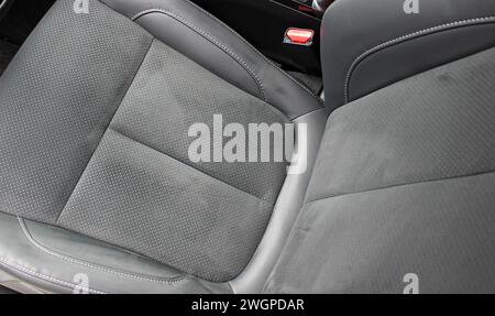 Getragen аlcantara auf dem Fahrersitz in der Draufsicht des Fahrzeugs Stockfoto