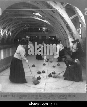 Vintage-Fotografie, die die Aktivität des jährlichen Mitwinterkarnevals in Montreal zeigt. Hier im Lockenspiel der Damen. Zeigt Damen, die alle mit Hüten verkleidet sind, die in einer Inneneinrichtung Curling spielen. Um 1900 Stockfoto