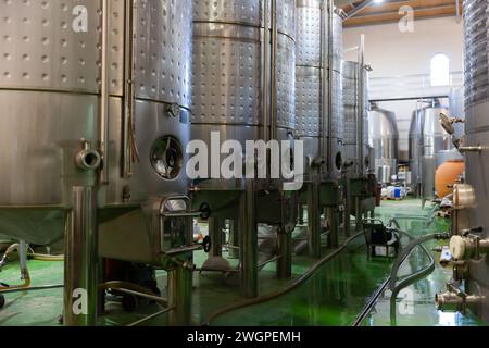 Innenraum des Weinguts mit Edelstahltanks Stockfoto