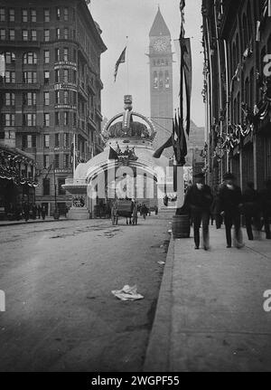 Der Blick auf die Bucht von Norden bis zum Rathaus in Toronto im Jahr 1901. Der große Bogen feiert die Ankunft des Herzogs und der Herzogin von Cornwall und York. Stockfoto