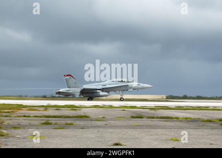 Eine F/A-18D Hornet des U.S. Marine Corps startet am 2. Februar 2024 von der Andersen Air Force Base in Guam. Foto von Tylir Meyer Stockfoto