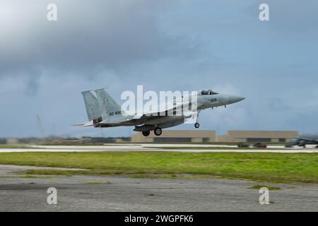 Eine Japan Air Self Defense Force F-15J Eagle, die an COPE North 24 teilnimmt, startet am 2. Februar 2024 von Andersen AFB, Guam. Foto: Tylir Meyer Stockfoto