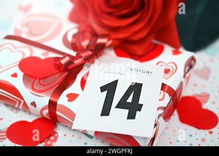 FOTOMONTAGE, Kalenderblatt vom 14. Februar auf Valentinstagsgeschenk, Symbolfoto Valentinstag *** FOTOMONTAGE, Kalenderseite vom 14. Februar auf Valentinstag Geschenk, Symbolfoto Valentinstag Stockfoto