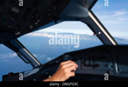 Cockpit-Ansicht eines Flugzeugs, das sich im Flug dreht Stockfoto