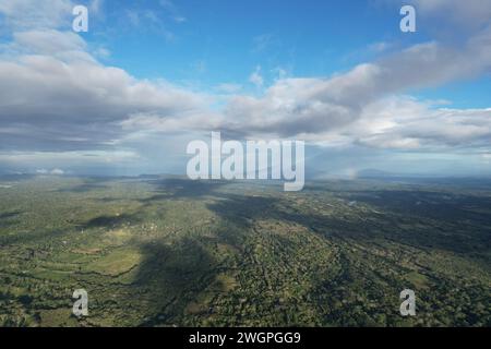 Grüne natürliche Landschaft in Nicaragua mit Regenbogen in mombacho aus der Luft Stockfoto