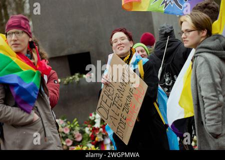 Berlin, Deutschland, DEU - Denkmal für die im Nationalsozialismus verfolgten Homosexuellen 03.02.2024, Berlin, Deutschland, DEU - Denkmal für die im Nationalsozialismus verfolgten Homosexuellen. Gestaltet von dem daenisch-norwegischen Kuenstlerduo Ingar Dragset und Michael Elmgreen dient die Gedenkstaette als Erinnerung für die im Nationalsozialismus verfolgten und ermordeten Schwulen und Lesben. Das Denkmal liegt im Tiergarten. Demonstranten treffen sich für die Kundgebung und Demonstation vom Buendnis: Zusammen Gegen Rechts unter dem Motto: Hand in Hand, wir sind die Brandmauer, Demokrat Stockfoto