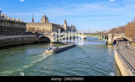 Frankreich, Paris Flusslandschaft: Binnenschiff auf der seine, Brücke Notre-Dame, Handelsgericht, Uhrturm (Tour de l'Horloge), Palais de la Cite, Conciergerie Stockfoto