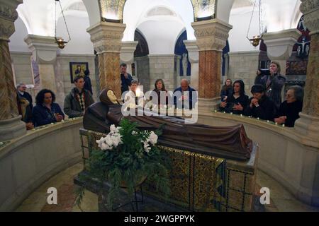 Die hölzerne Statue der Jungfrau Maria im Zentrum der Krypta in der Dormition Church Jerusalem, Israel Stockfoto