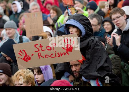 Berlin, Deutschland, DEU - Demonstration, Hand in Hand gegen Rechts 03.02.2024, Berlin, Deutschland, DEU - Demonstration, Hand in Hand gegen Rechts. Demonstranten protestieren auf einer Kundgebung und Demonstation vom Buendnis: Zusammen Gegen Rechts unter dem Motto: Hand in Hand, wir sind die Brandmauer, Demokratie verteidigen, zusammen Gegen Rechts für den Schutz der Demokratie und ein Verbot der Partei AfD Alternative für Deutschland vor dem Reichstag. Nach Correctivs Recherchen, die ein konspiratives Treffen zwischen AfD-Politikern und Rechtsextremen zum sogenannten Geheimplan gegen Deuts Stockfoto