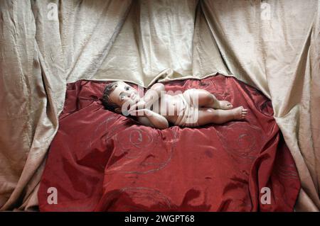 Jesuskind Figur unter dem Hauptaltar in der Kirche St. Katharina von Alexandria in Bethlehem, Israel Stockfoto