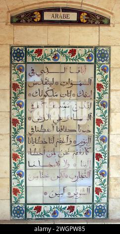 Eine Gedenktafel mit dem Gebet des Herrn in Arabisch in der Kirche des Herrn in Jerusalem, Israel Stockfoto