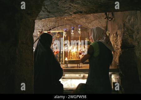 Pilger zünden Kerzen in der Grabkirche der Heiligen Maria, bekannt als Grab der Jungfrau Maria, am Ölberg in Jerusalem, Israel Stockfoto