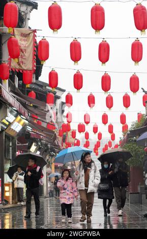 Hangzhou, chinesische Provinz Zhejiang. Februar 2024. Menschen besuchen die Hefang Straße in Hangzhou, ostchinesische Provinz Zhejiang, 6. Februar 2024. Quelle: Han Chuanhao/Xinhua/Alamy Live News Stockfoto