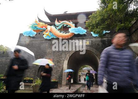 Hangzhou, chinesische Provinz Zhejiang. Februar 2024. Menschen besuchen den Trommelturm in Hangzhou, ostchinesische Provinz Zhejiang, 6. Februar 2024. Quelle: Han Chuanhao/Xinhua/Alamy Live News Stockfoto