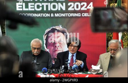 Islamabad, Pakistan. Februar 2024. Die Führer der pakistanischen Tehreek-e-Insaf (PTI) Partei Raoof Hasan und Ahmad Awais (L) sprechen während einer Pressekonferenz. Pakistans Umfragen am 8. Februar 2024 bei einer Wahl, die von Menschenrechtsbeobachtern als zutiefst fehlerhaft bezeichnet wurde, wobei der charismatischste Politiker des Landes im Gefängnis schmachte und von der Teilnahme ausgeschlossen wurde. Die nuklearbewaffnete Nation mit 240 Millionen Menschen stellt sich als die fünftgrößte Demokratie der Welt dar, aber die gerichtliche Verfolgung des ehemaligen Premierministers Imran Khan hat diese Behauptung in Frage gestellt. (Bild: © Raja Imran Bahader/Pacific Press Via Z Stockfoto