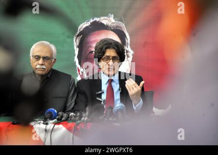 Islamabad, Pakistan. Februar 2024. Die Führer der pakistanischen Tehreek-e-Insaf (PTI) Partei Raoof Hasan und Ahmad Awais (L) sprechen während einer Pressekonferenz. Pakistans Umfragen am 8. Februar 2024 bei einer Wahl, die von Menschenrechtsbeobachtern als zutiefst fehlerhaft bezeichnet wurde, wobei der charismatischste Politiker des Landes im Gefängnis schmachte und von der Teilnahme ausgeschlossen wurde. Die nuklearbewaffnete Nation mit 240 Millionen Menschen stellt sich als die fünftgrößte Demokratie der Welt dar, aber die gerichtliche Verfolgung des ehemaligen Premierministers Imran Khan hat diese Behauptung in Frage gestellt. (Bild: © Raja Imran Bahader/Pacific Press Via Z Stockfoto