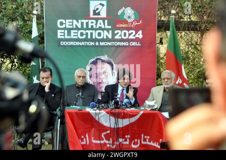 Islamabad, Pakistan. Februar 2024. Die Führer der pakistanischen Tehreek-e-Insaf (PTI) Partei Raoof Hasan und Ahmad Awais (L) sprechen während einer Pressekonferenz. Pakistans Umfragen am 8. Februar 2024 bei einer Wahl, die von Menschenrechtsbeobachtern als zutiefst fehlerhaft bezeichnet wurde, wobei der charismatischste Politiker des Landes im Gefängnis schmachte und von der Teilnahme ausgeschlossen wurde. Die nuklearbewaffnete Nation mit 240 Millionen Menschen stellt sich als die fünftgrößte Demokratie der Welt dar, aber die gerichtliche Verfolgung des ehemaligen Premierministers Imran Khan hat diese Behauptung in Frage gestellt. (Bild: © Raja Imran Bahader/Pacific Press Via Z Stockfoto