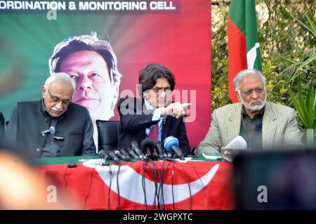 Islamabad, Pakistan. Februar 2024. Die Führer der pakistanischen Tehreek-e-Insaf (PTI) Partei Raoof Hasan und Ahmad Awais (L) sprechen während einer Pressekonferenz. Pakistans Umfragen am 8. Februar 2024 bei einer Wahl, die von Menschenrechtsbeobachtern als zutiefst fehlerhaft bezeichnet wurde, wobei der charismatischste Politiker des Landes im Gefängnis schmachte und von der Teilnahme ausgeschlossen wurde. Die nuklearbewaffnete Nation mit 240 Millionen Menschen stellt sich als die fünftgrößte Demokratie der Welt dar, aber die gerichtliche Verfolgung des ehemaligen Premierministers Imran Khan hat diese Behauptung in Frage gestellt. (Bild: © Raja Imran Bahader/Pacific Press Via Z Stockfoto