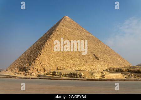 Große Pyramide von Cheops (oder Khufu), Gizeh in der Nähe von Kairo, Ägypten Stockfoto