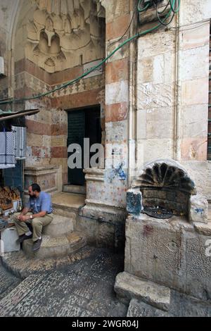 Ein Eingang zu einem Gebäude im muslimischen Viertel an der Bab Al-Silsila Road (Kettenstraße) in Jerusalem, Israel Stockfoto