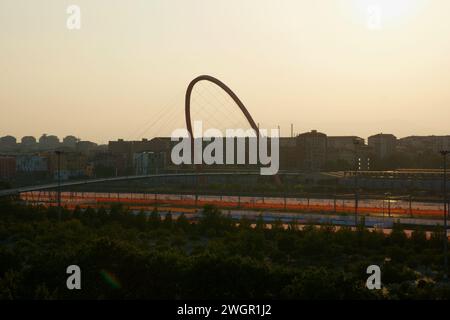 TURIN, ITALIEN - 14. SEP 2019: Beeindruckende Bogenbrücke für Fußgänger in Turin Stockfoto