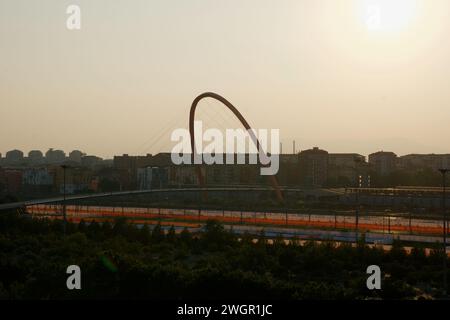 TURIN, ITALIEN - 14. SEP 2019: Beeindruckende Bogenbrücke für Fußgänger in Turin Stockfoto