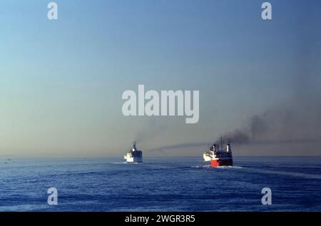 Passagierschiffe, die den Hafen von Piräus verlassen, Griechenland, Europa, 1990 Stockfoto