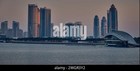 Lusail Skyline in Lusail Stadt, Katar von Lusail Marina Sonnenuntergang Shoot. Konzept der Bauindustrie. Stockfoto