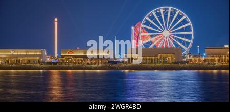 Lusail Winter Wonderland Vergnügungspark auf Al Maha Island. Lusail City, Katar Langzeitbelichtung Nachtaufnahme mit Riesenrad. Stockfoto