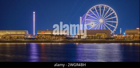 Lusail Winter Wonderland Vergnügungspark auf Al Maha Island. Lusail City, Katar Langzeitbelichtung Nachtaufnahme mit Riesenrad. Stockfoto