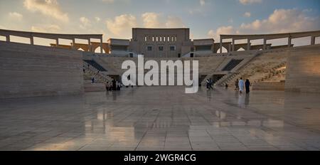 Katara Kulturdorf in Doha, Katar, Sonnenuntergang, zeigt das Amphitheater mit Besuchern zu Fuß und im Sitzen Stockfoto