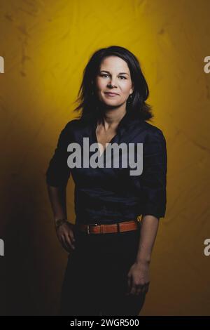 Annalena Baerbock Buendnis 90/die Gruenen, Bundesaussenministerin, posiert im Rahmen eines Interviews in Berlin, 01.02.2024. Berlin Deutschland *** Annalena Baerbock Buendnis 90 die Gruenen, Bundesaußenministerin, posiert während eines Interviews in Berlin, 01 02 2024 Berlin Deutschland Copyright: XFlorianxGaertnerx Stockfoto