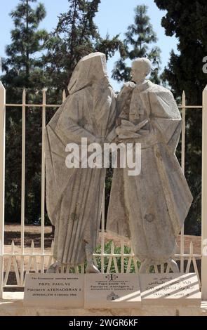 Treffen von Papst Paul VI Und Athenagoras Statue vor der Verkündigungsbasilika, Nazareth, Israel Stockfoto