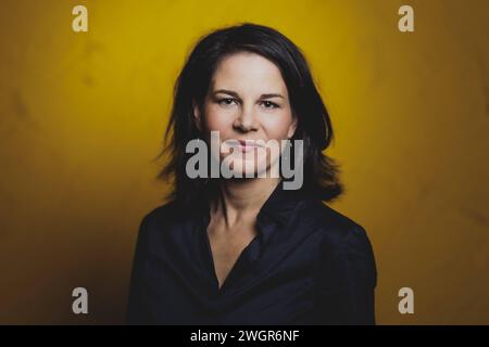 Annalena Baerbock Buendnis 90/die Gruenen, Bundesaussenministerin, posiert im Rahmen eines Interviews in Berlin, 01.02.2024. Berlin Deutschland *** Annalena Baerbock Buendnis 90 die Gruenen, Bundesaußenministerin, posiert während eines Interviews in Berlin, 01 02 2024 Berlin Deutschland Copyright: XFlorianxGaertnerx Stockfoto