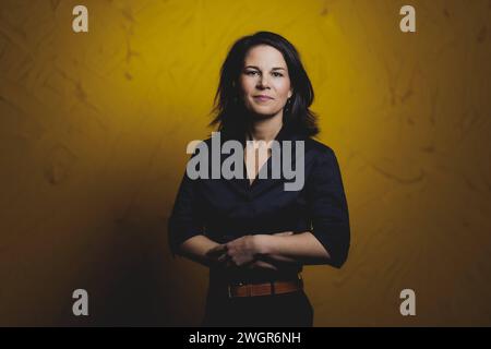 Annalena Baerbock Buendnis 90/die Gruenen, Bundesaussenministerin, posiert im Rahmen eines Interviews in Berlin, 01.02.2024. Berlin Deutschland *** Annalena Baerbock Buendnis 90 die Gruenen, Bundesaußenministerin, posiert während eines Interviews in Berlin, 01 02 2024 Berlin Deutschland Copyright: XFlorianxGaertnerx Stockfoto