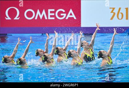 Doha, Katar. Februar 2024. Das Team Japan tritt beim technischen Finale des künstlerischen Schwimmens bei den Aquatikweltmeisterschaften in Doha, Katar, am 6. Februar 2024 auf. Quelle: Xia Yifang/Xinhua/Alamy Live News Stockfoto