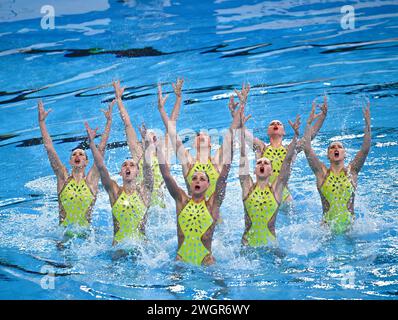 Doha, Katar. Februar 2024. Team Italien tritt beim technischen Finale des künstlerischen Schwimmens bei den Aquatikweltmeisterschaften in Doha, Katar, am 6. Februar 2024 auf. Quelle: Xia Yifang/Xinhua/Alamy Live News Stockfoto