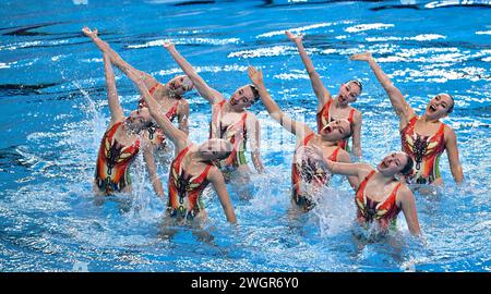 Doha, Katar. Februar 2024. Das Team Slowakei tritt beim technischen Finale des künstlerischen Schwimmens bei den Aquatikweltmeisterschaften in Doha, Katar, am 6. Februar 2024 auf. Quelle: Xia Yifang/Xinhua/Alamy Live News Stockfoto