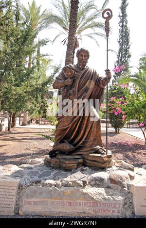 Statue des heiligen Petrus mit den Schlüsseln des Königreichs in Kapernaum am See von Galiläa, Israel Stockfoto