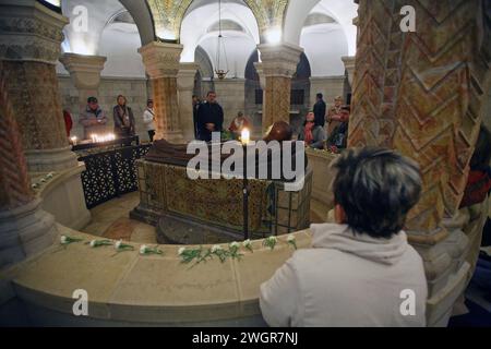 Die hölzerne Statue der Jungfrau Maria im Zentrum der Krypta in der Dormition Church Jerusalem, Israel Stockfoto