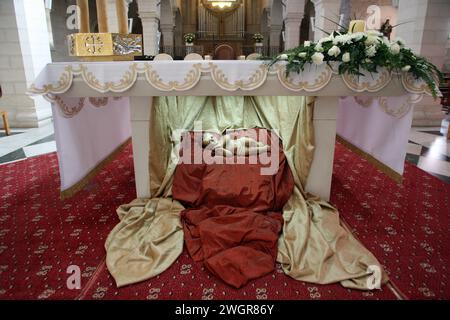 Jesuskind Figur unter dem Hauptaltar in der Kirche St. Katharina von Alexandria in Bethlehem, Israel Stockfoto