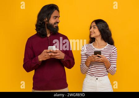 Positive, stylische Millennials mit Smartphone in der Hand Stockfoto