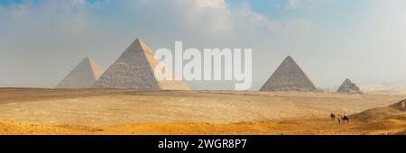 Panoramablick auf die alten ägyptischen Pyramiden von Gizeh in der Nähe von Kairo, Ägypten Webbanner Stockfoto